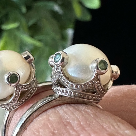 Two Large Pearl Rings With Unique Crown Setting With Green Accents. Both Size 8. - Picture 4 of 6